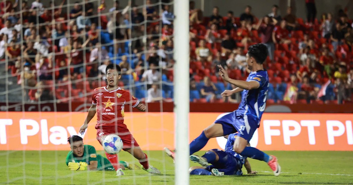 Video: Sai lầm của thủ môn Văn Tú khiến Quảng Ninh thất bại trước Hà Tĩnh