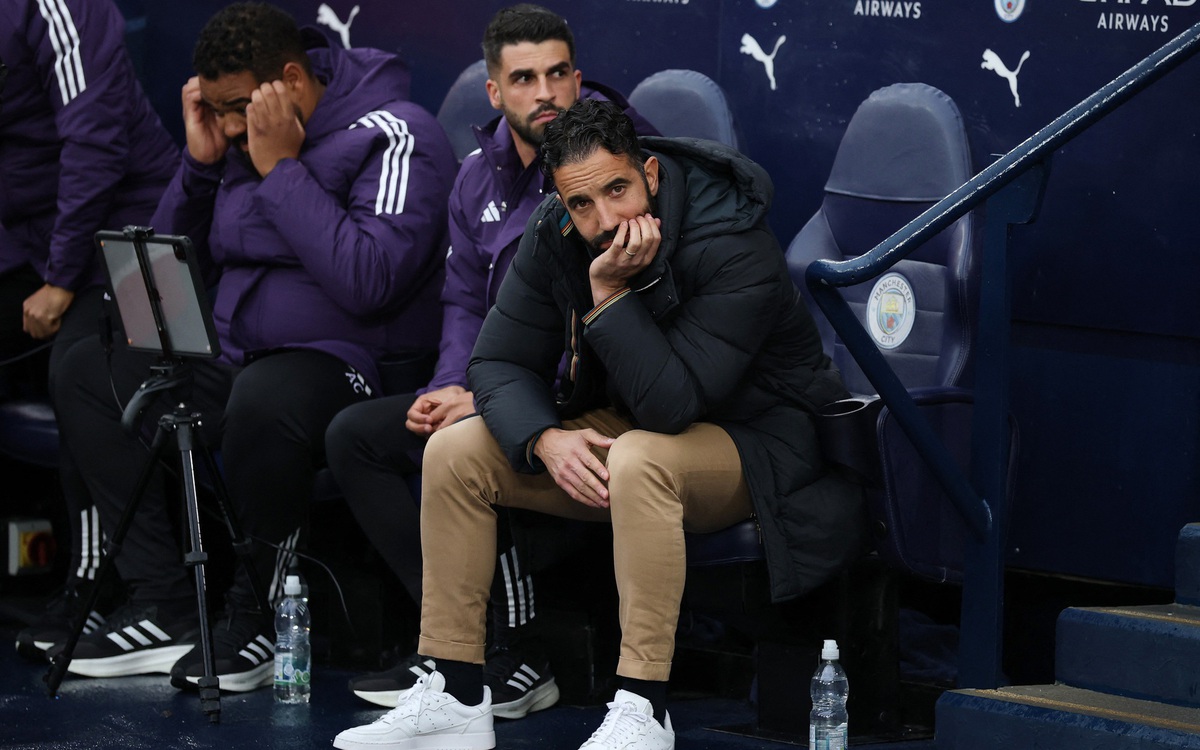 Cổ động viên đòi HLV Amorim từ chức sau trận thua tan nát của Man United