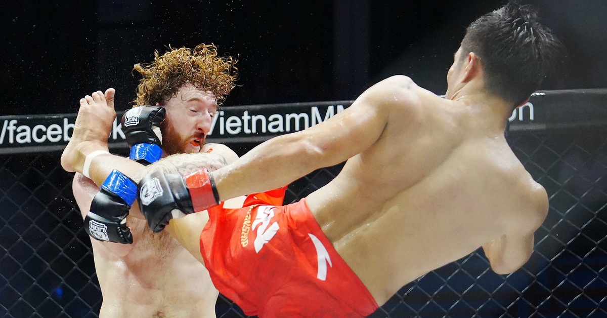 Cú đá sấm sét giúp Trương Cao Minh Phát thắng Aaron Clarke nhờ điểm đồng thuận