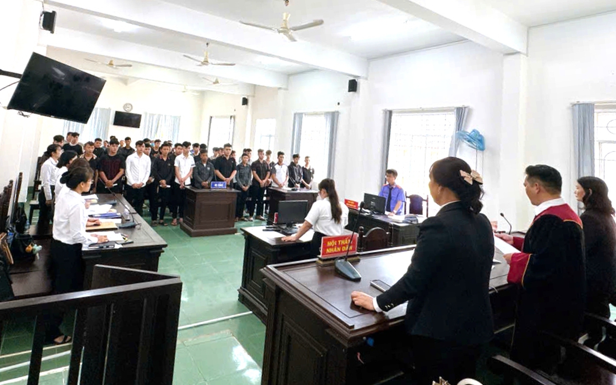 20 thanh thiếu niên lãnh án sau khi hẹn nhau giải quyết mâu thuẫn, mang theo cả súng đạn