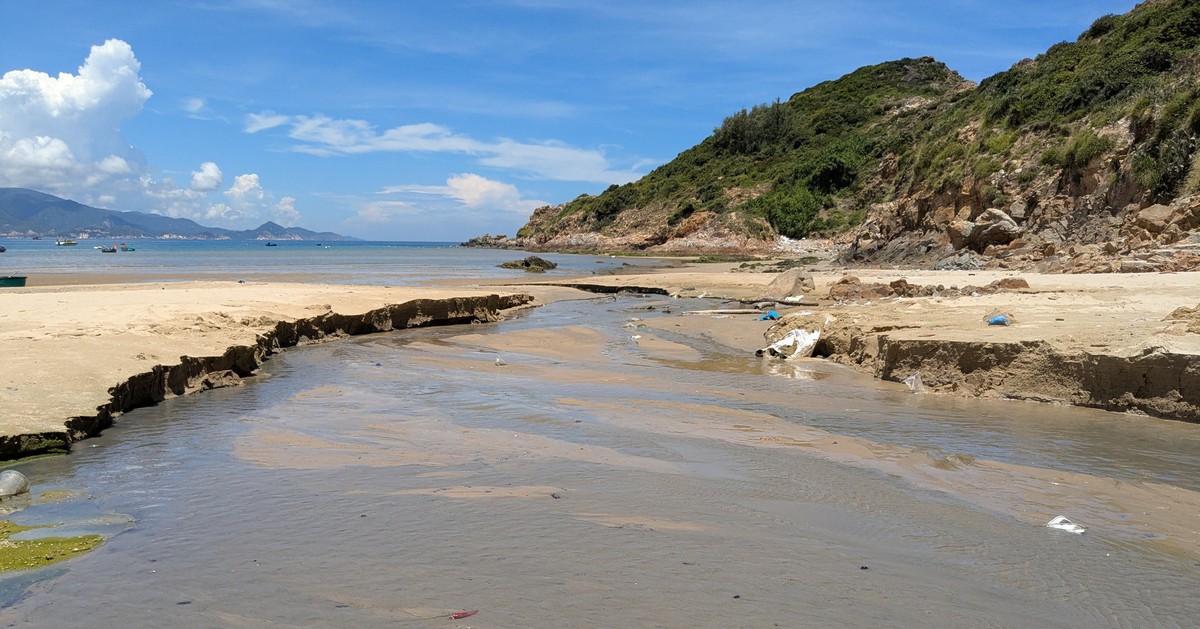 Làm nhà máy xử lý gần 6 tỉ đồng rồi nước thải hôi thối vẫn chảy thẳng ra biển Quy Nhơn