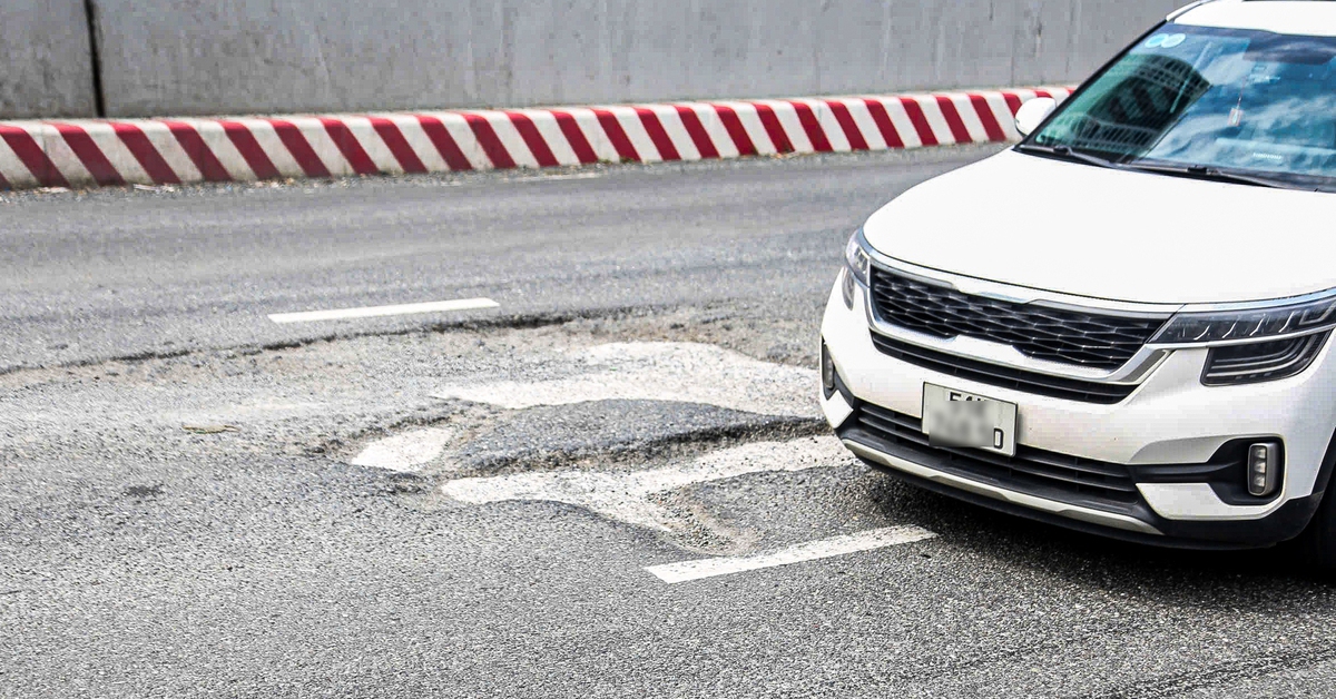 Mặt đường Nguyễn Văn Linh bong tróc, xe dằn xóc, Ban Giao thông nói sửa trong tháng 9