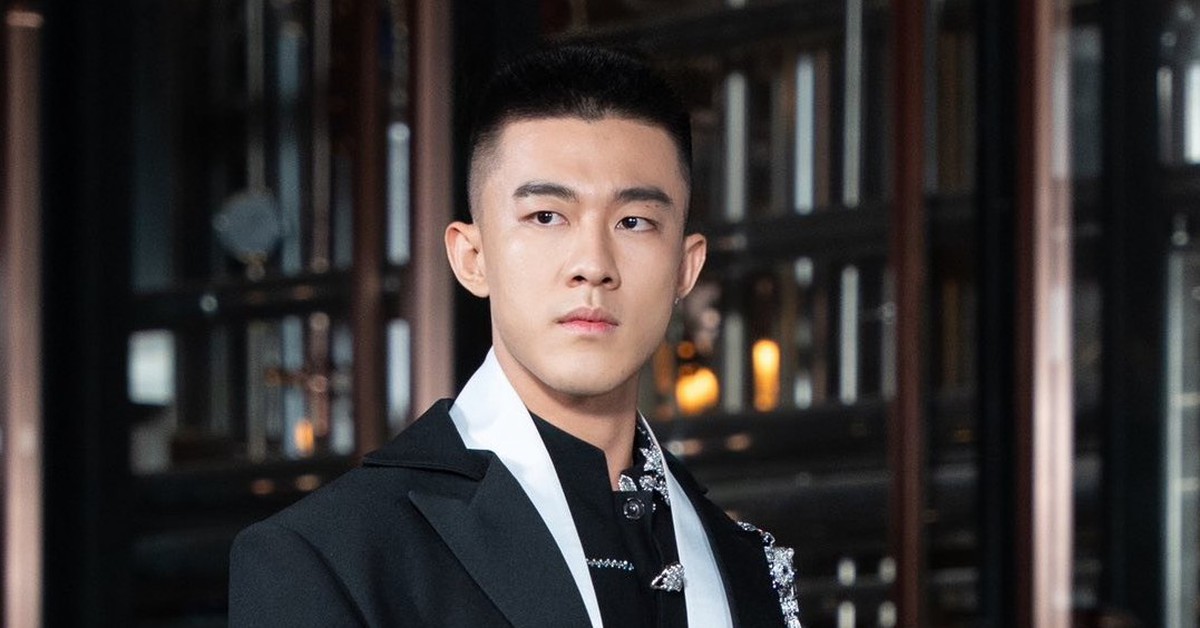 Đoàn Công Vinh mặc vest với quần bơi tại Mister International: Xin cho khám sức khỏe tâm thần nhe