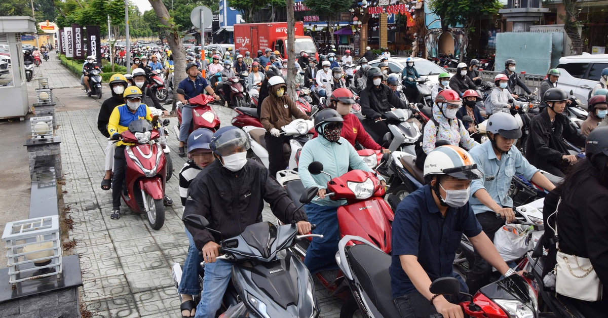 Tái diễn xe máy nối đuôi nhau chạy lên vỉa hè, phớt lờ mức phạt đến 6 triệu đồng
