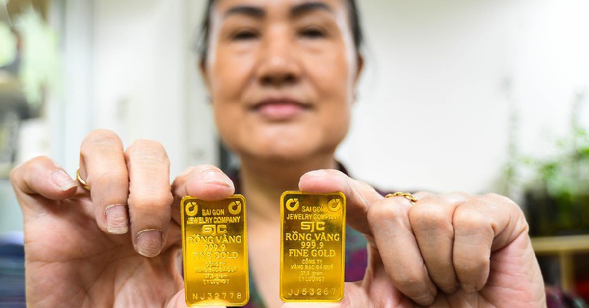 Giá vàng miếng SJC vượt 132 triệu đồng/lượng, chênh lệch giá vàng trong nước - thế giới giảm mạnh