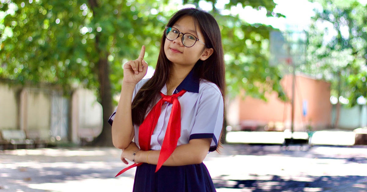 Cháu gái gom phế liệu bán để mời bà ngoại từng tải đạn, đào hào đi xem phim Mưa đỏ