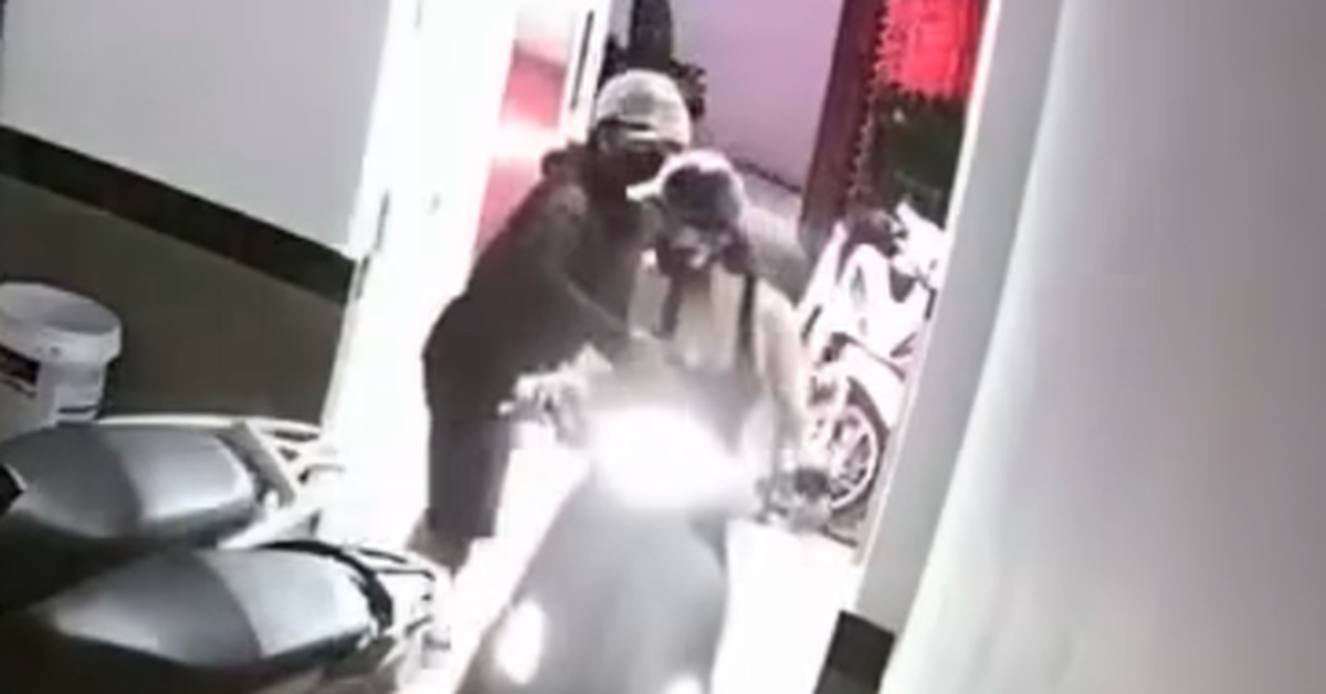 Cô gái bị sàm sỡ, cướp túi xách khi đang đi xe vào chung cư mini