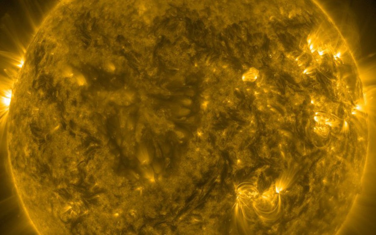 Mặt trời bất ngờ ‘tỉnh giấc’, NASA báo động nguy cơ bão vũ trụ tấn công Trái đất