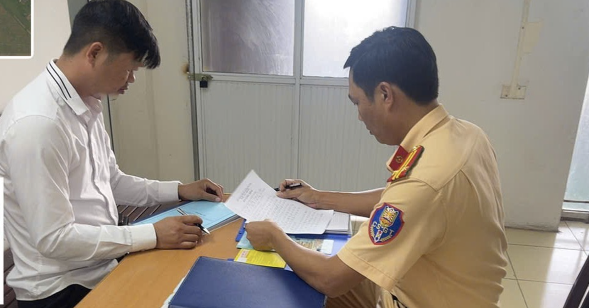 Bị xử phạt vì để trẻ nhỏ thò đầu ra ngoài cửa sổ trời ô tô