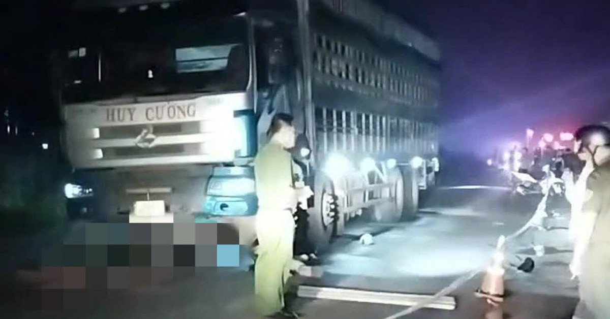 Tai nạn giữa xe máy và xe tải trên đường không đèn chiếu sáng, 2 người chết, 1 trẻ bị thương