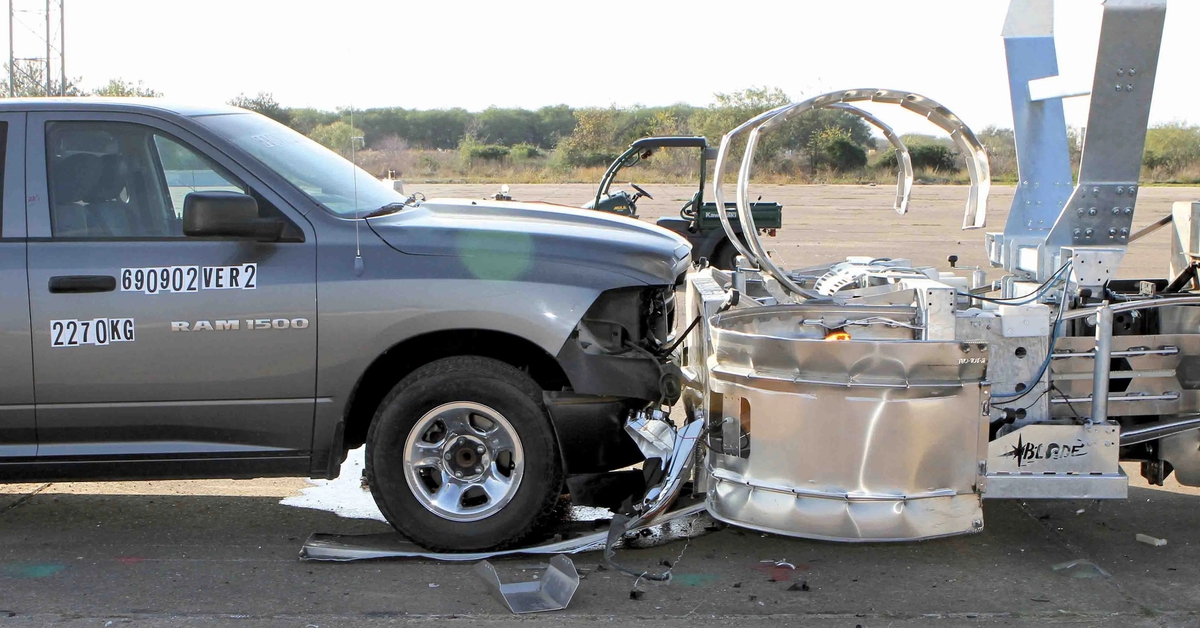 Bộ giảm chấn làm 'lá chắn' trên cao tốc: Lời giải cho vụ tai nạn xe tưới cây và xe khách?