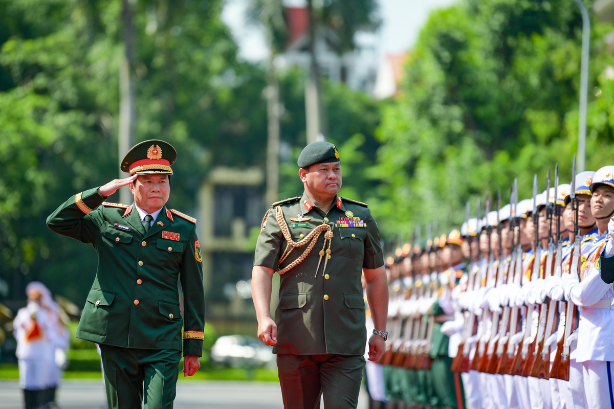 Đại tướng Nguyễn Tân Cương hội đàm với Tư lệnh Quân đội Hoàng gia Brunei