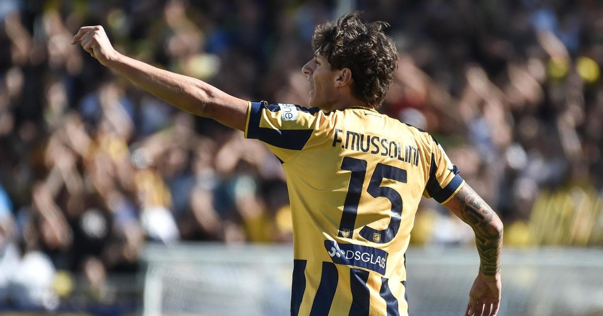 Hậu vệ mới tỏa sáng ở Serie A khốn khổ vì cái họ Mussolini