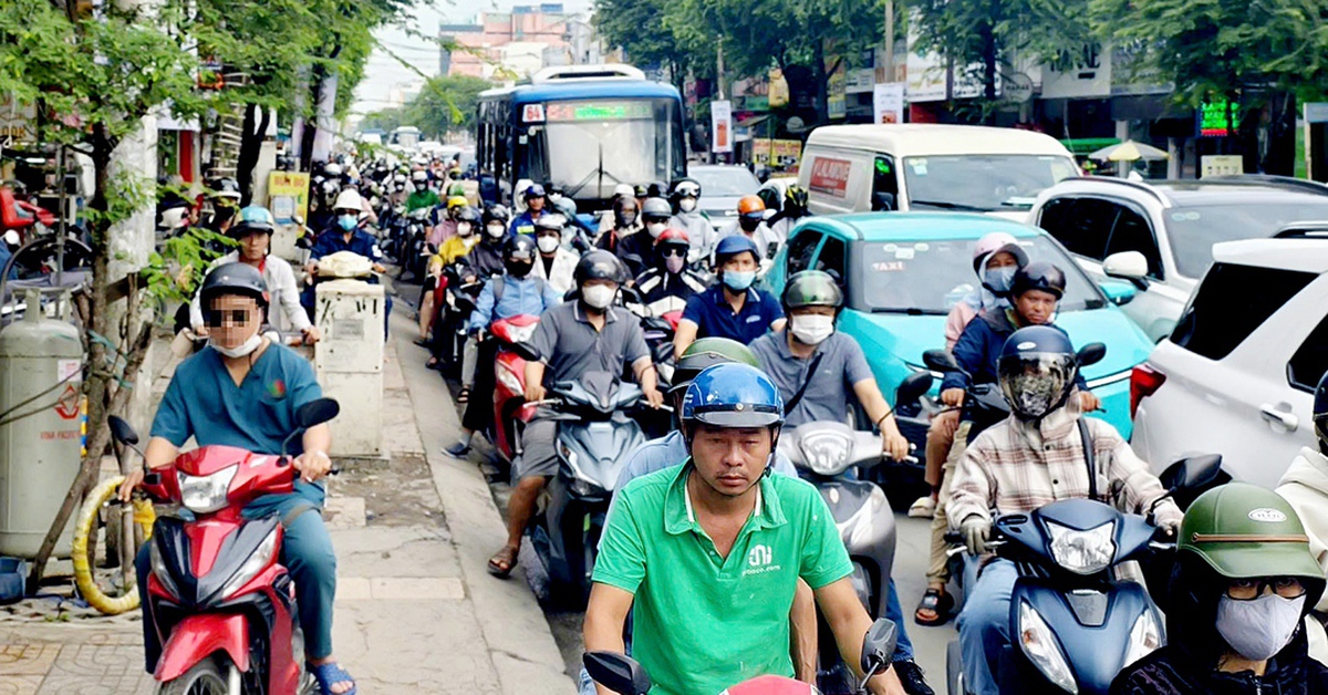 Xe chạy lên vỉa hè, đến đoạn hết đi được lại chen xuống trước xe đang chờ, sao mà không kẹt