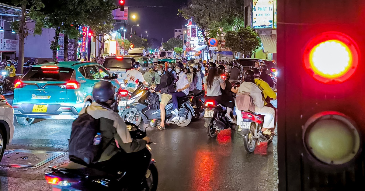 Đèn đỏ 'trêu ngươi' 30 phút trên đường Nơ Trang Long
