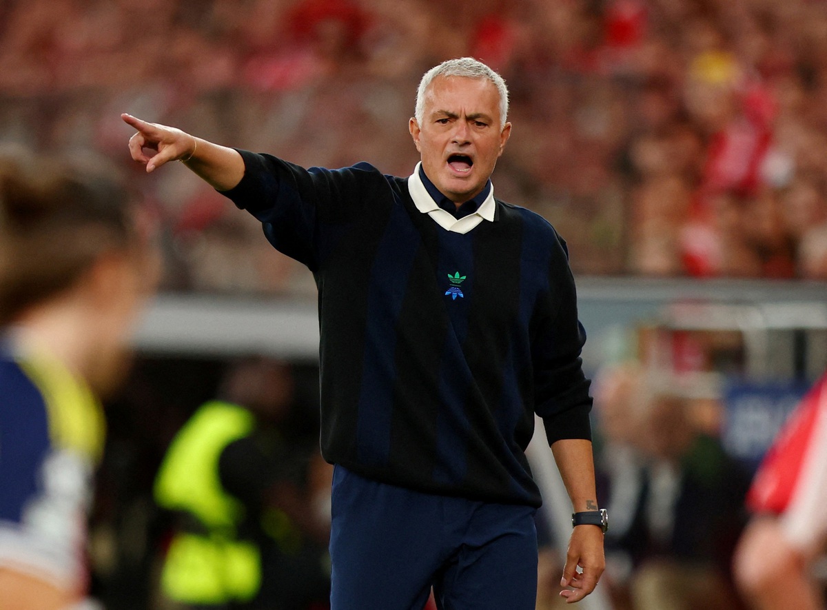 Mourinho làm HLV của Benfica, đội bóng khiến ông bị sa thải 20 ngày trước đó