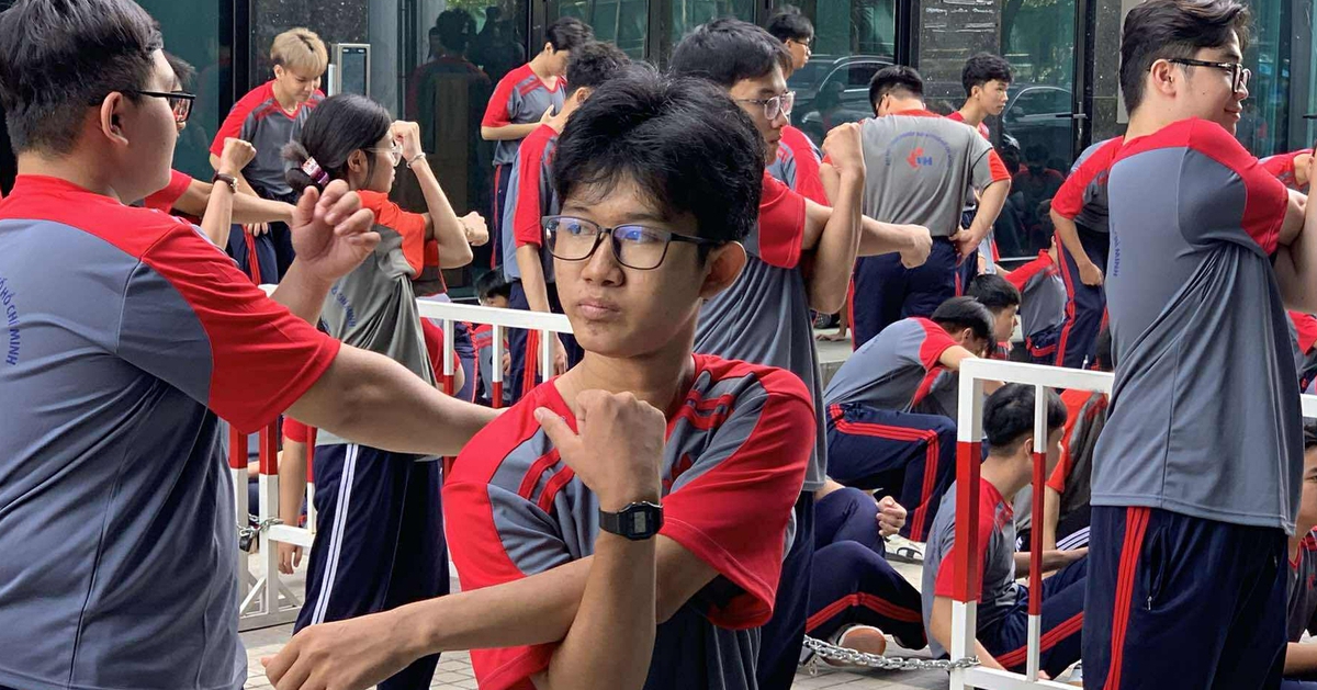 Cháu mồ côi cả cha mẹ vào ĐH Công nghiệp TP.HCM, 'bà ngoại vĩ đại' mượn hết cỡ được 2,5 triệu đồng