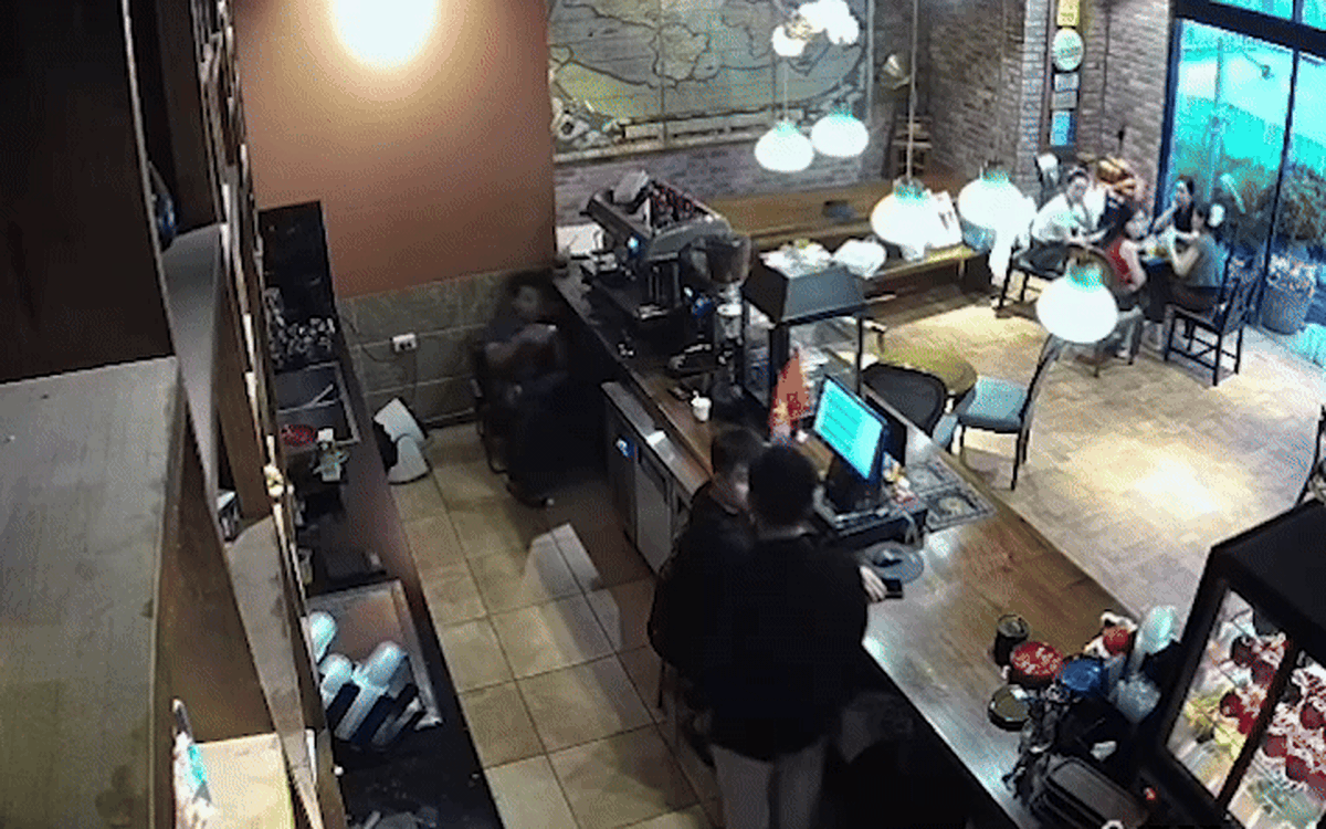 Xác minh clip nhân viên quán cà phê bị hành hung, nghi do nhắc khách không hút thuốc lá