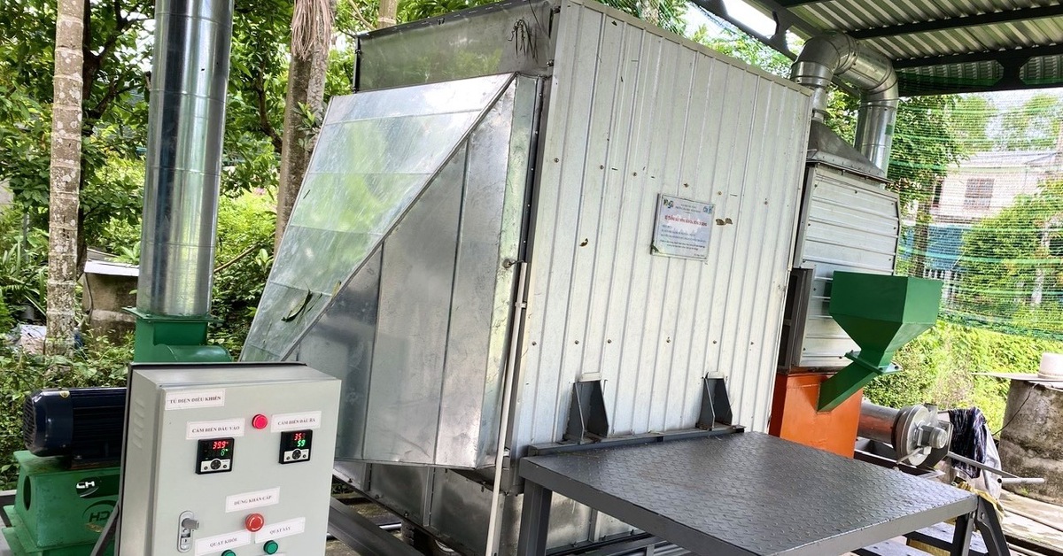 Giảng viên, sinh viên chế tạo máy sấy hạt di động cho nông dân