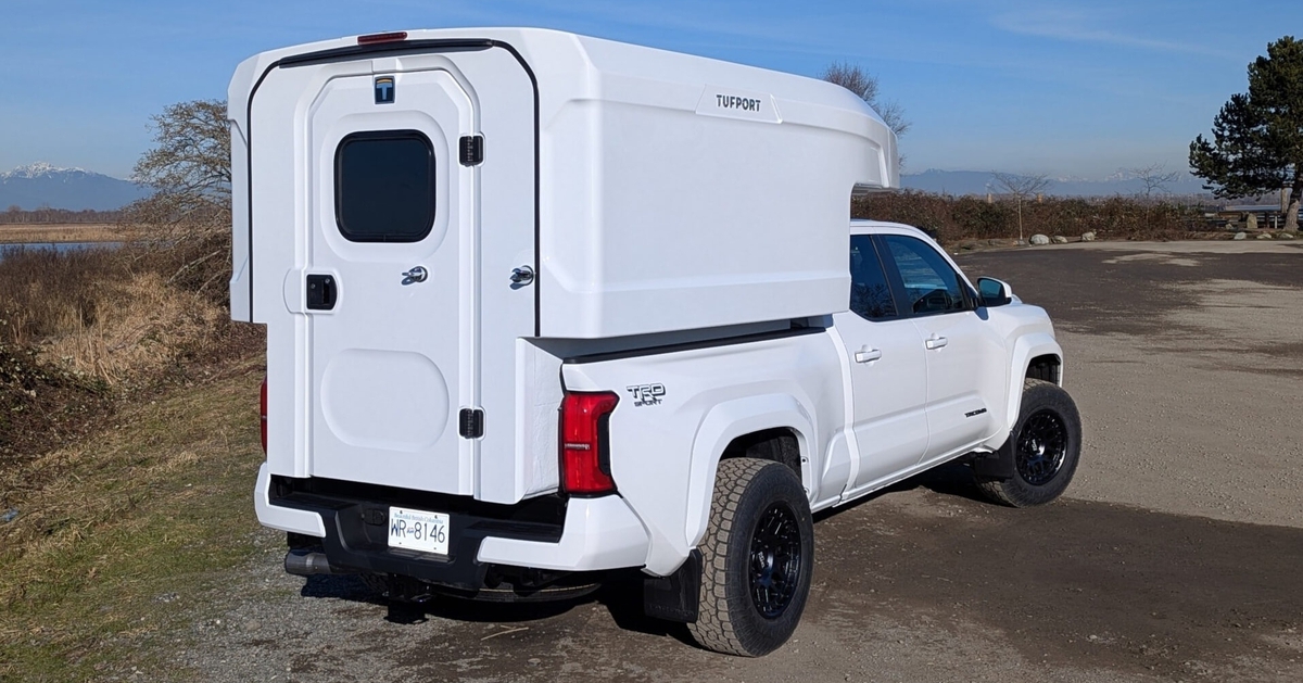 Nhà di động giá ngang ô tô điện mini, thả xuống hồ 'vô tư'