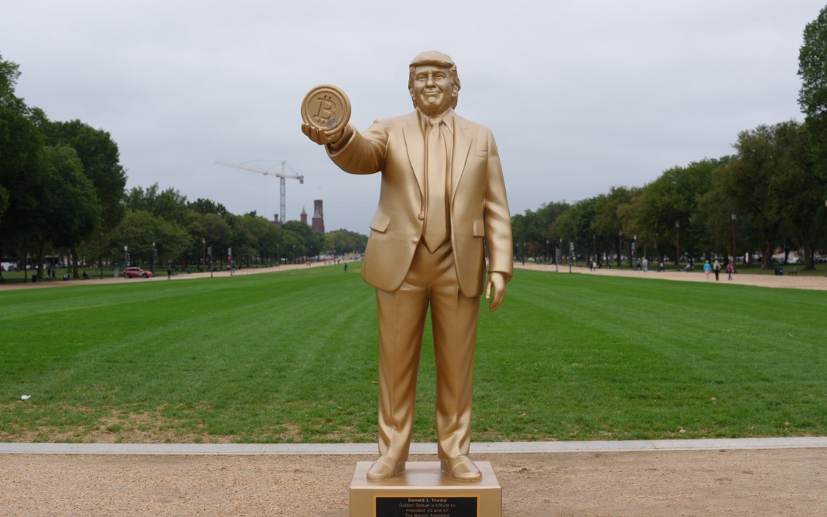 Tượng vàng ông Trump cầm bitcoin dựng trước trụ sở Quốc hội Mỹ