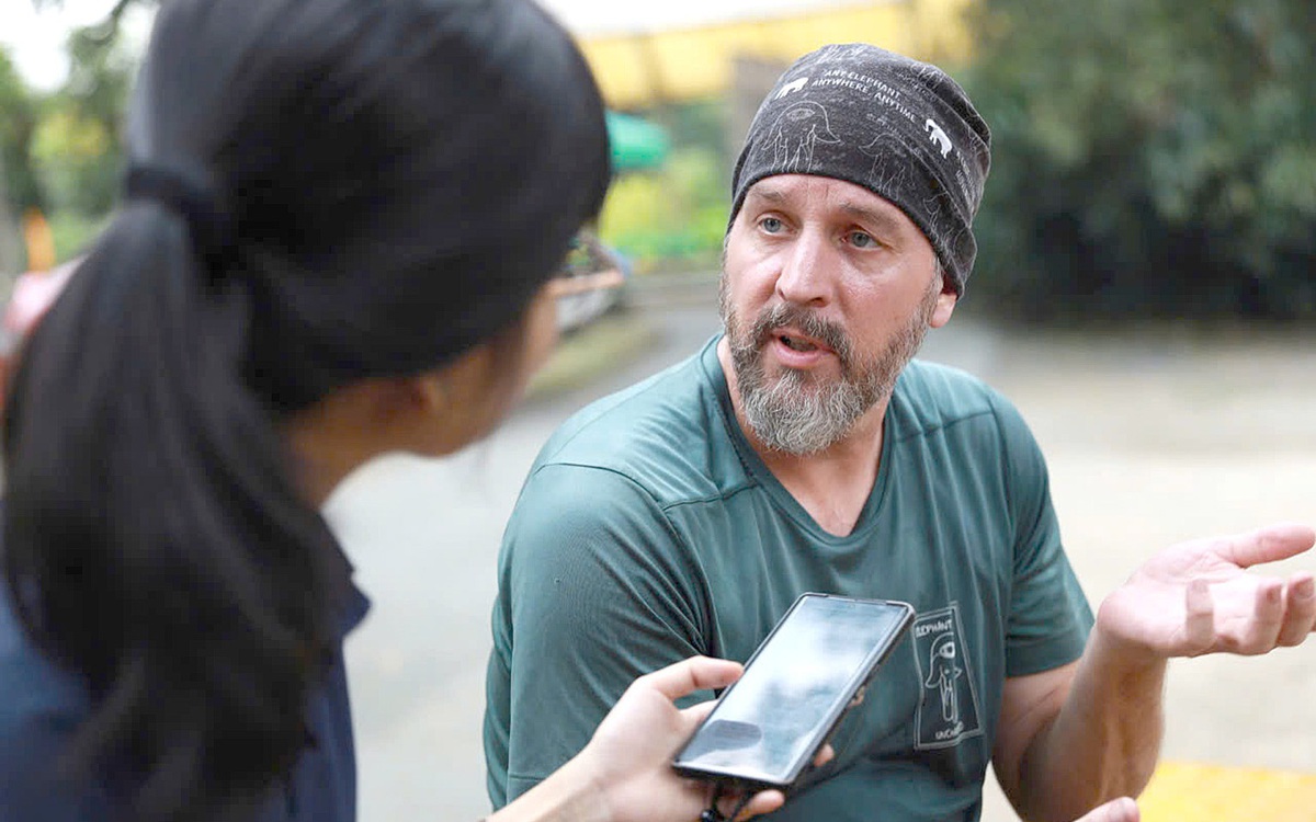 Steve Koyle - nửa cuộc đời làm bạn cùng voi