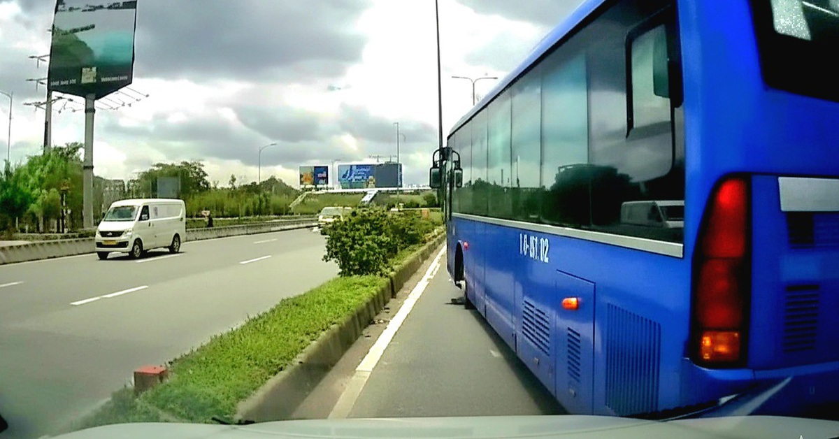 Đình chỉ tài xế xe buýt 56 chuyển làn sai, tạt đầu ô tô nguy hiểm