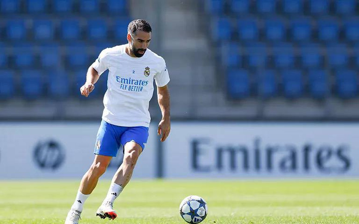 Hậu vệ Real Madrid thách đấu... cờ vua trong lúc chấn thương