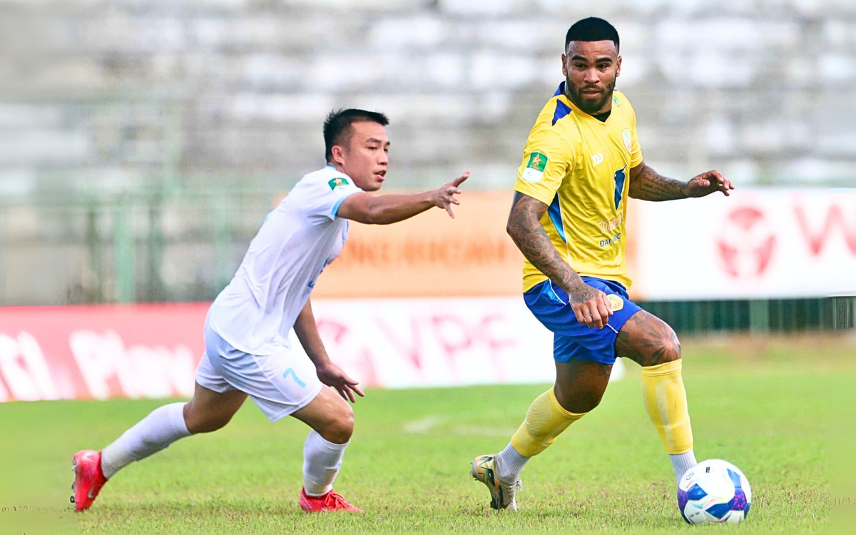 Đồng Tháp thoát thua nhờ thẻ đỏ và ngoại binh