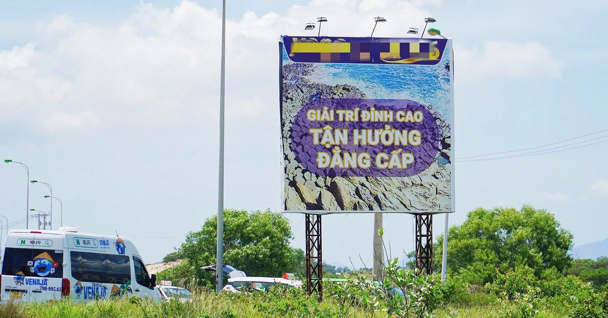 Xuất hiện bảng quảng cáo cá cược trên đại lộ nối Nha Trang - Cam Ranh