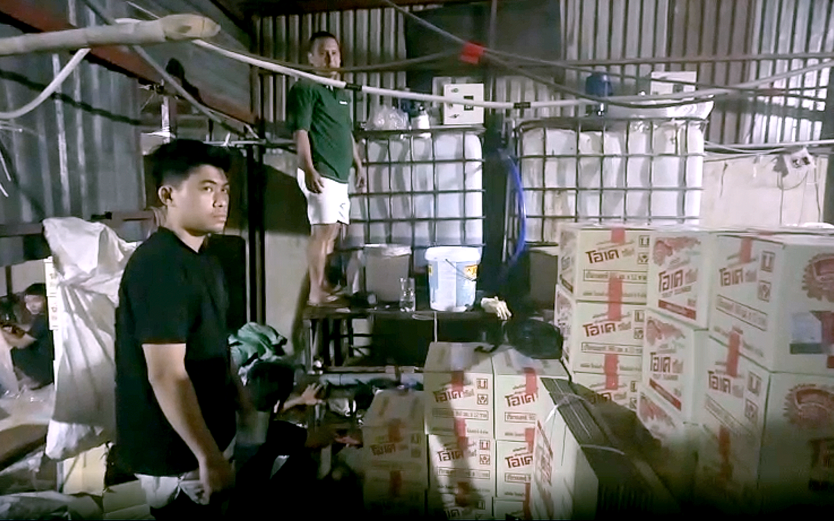 Công an TP.HCM khởi tố nhóm người sản xuất nước giặt, nước tẩy rửa giả