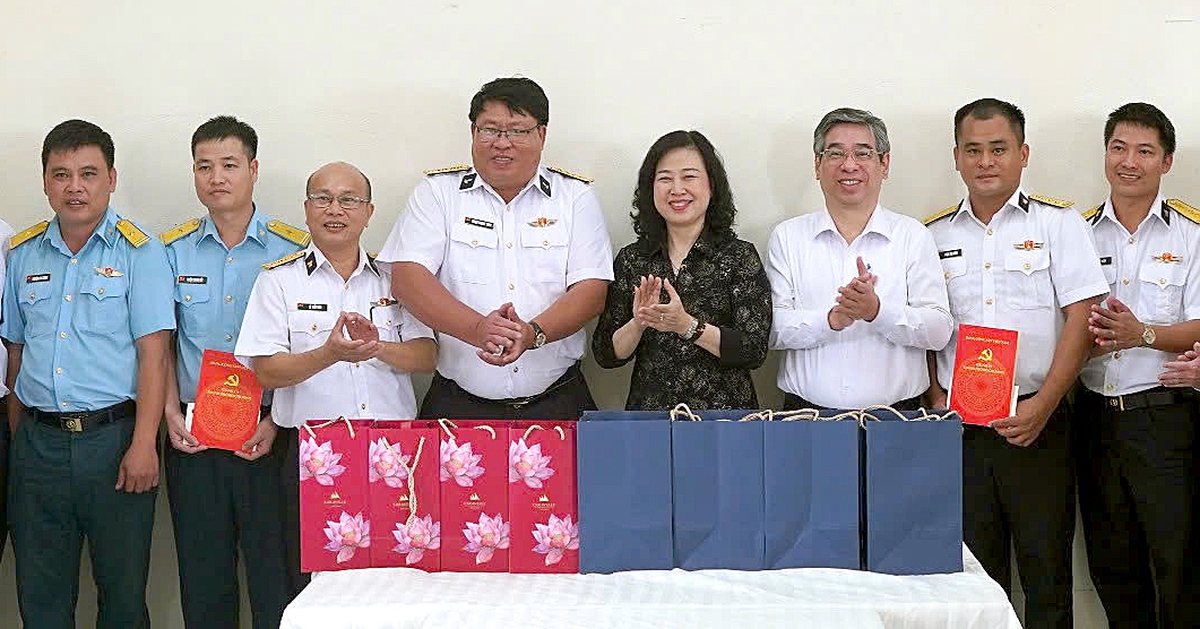 Bộ trưởng Bộ Y tế thăm cán bộ, chiến sĩ trạm ra đa ở Côn Đảo