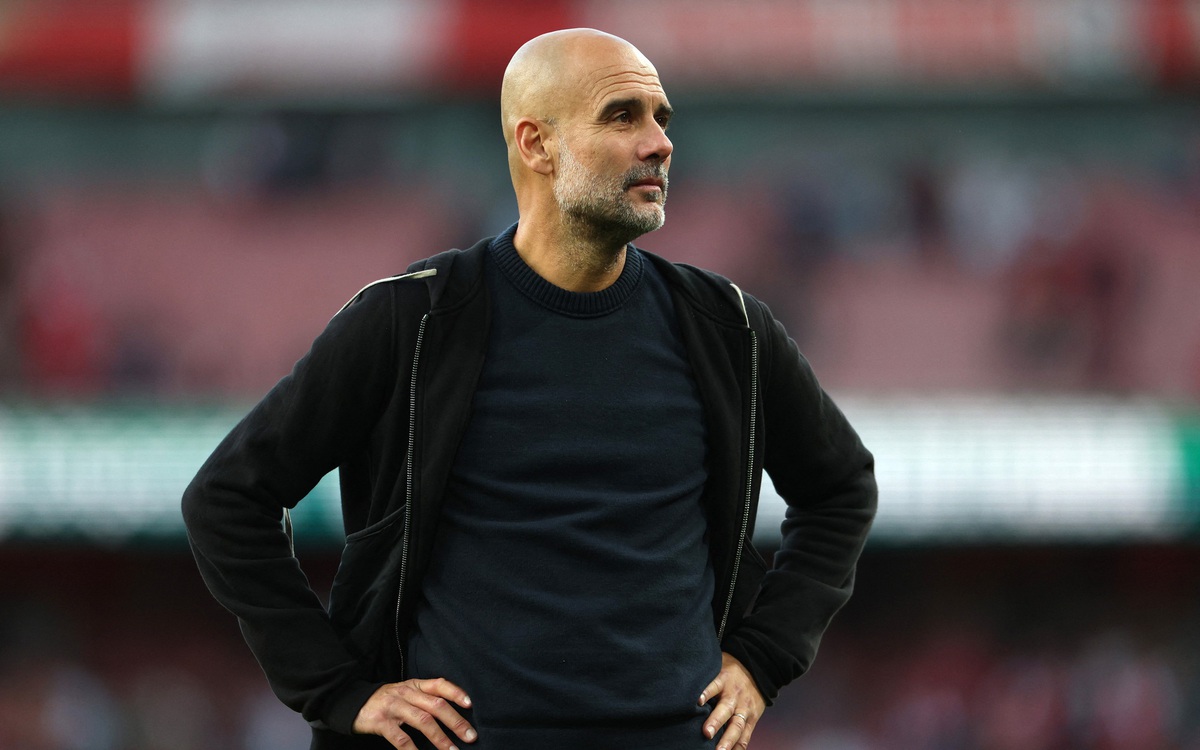 Pep Guardiola gây sửng sốt với màn 'cưỡng hôn' trọng tài