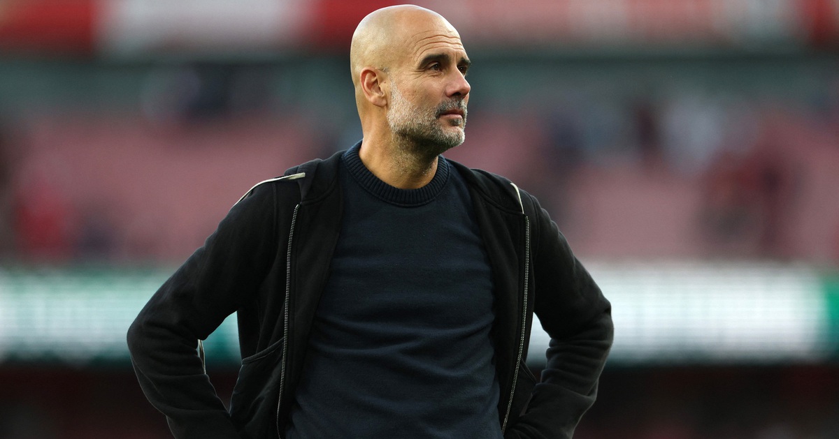 Pep Guardiola gây sửng sốt với màn 'cưỡng hôn' trọng tài