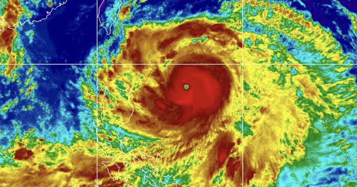 Xem ảnh mắt bão Ragasa tròn xoe, đĩa mây dày đặc sắp vào Biển Đông