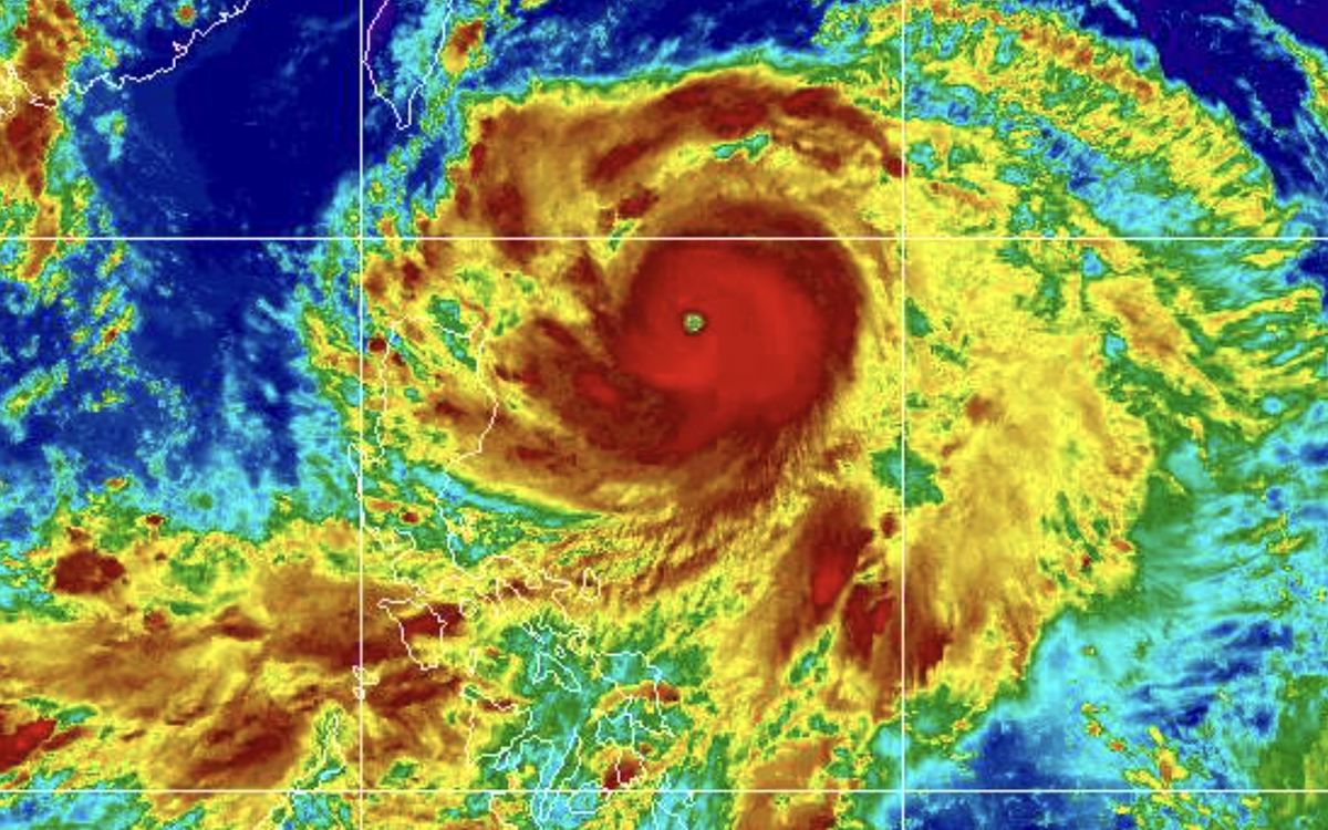 Xem ảnh mắt bão Ragasa tròn xoe, đĩa mây dày đặc sắp vào Biển Đông