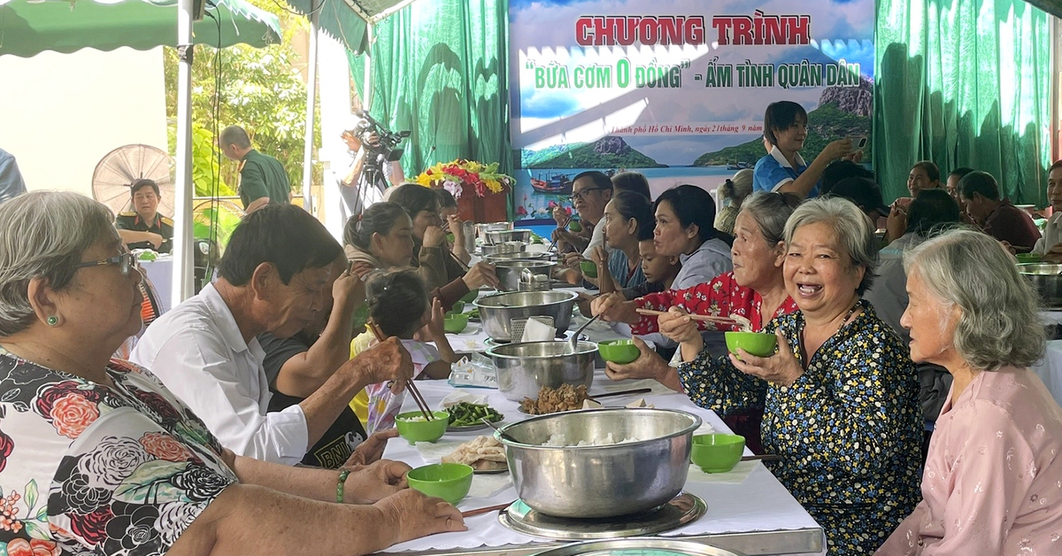 'Bữa cơm 0 đồng - ấm tình quân dân' cho gia đình chính sách tại đặc khu Côn Đảo