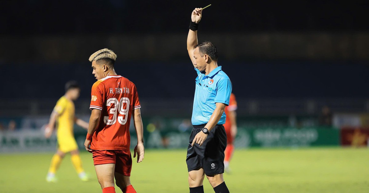 Video tiền vệ Hà Tĩnh nhận thẻ đỏ vì đạp vào mắt cá chân đối thủ