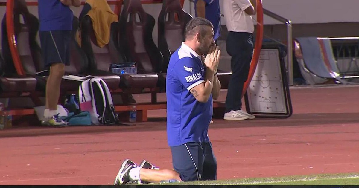 Video HLV CLB Bắc Ninh quỳ xuống cầu nguyện nhưng ngoại binh vẫn sút hỏng phạt đền