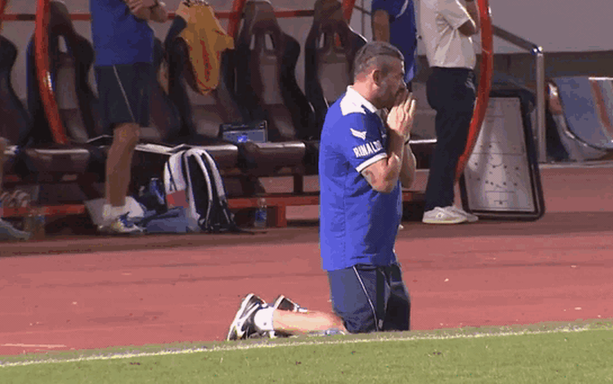 Video HLV CLB Bắc Ninh quỳ xuống cầu nguyện nhưng ngoại binh vẫn sút hỏng phạt đền