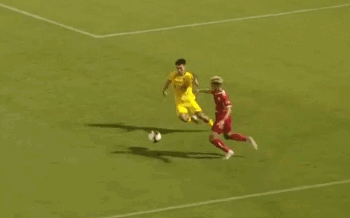 Video tiền vệ Hà Tĩnh nhận thẻ đỏ vì đạp vào mắt cá chân đối thủ