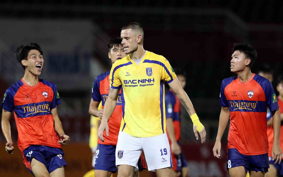 Đội bóng có nhiều tuyển thủ quốc gia bị cầm hòa khó tin trên sân Thống Nhất