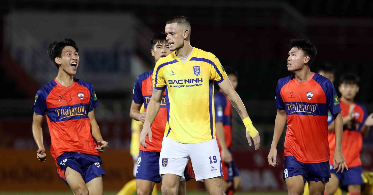 Đội bóng có nhiều tuyển thủ quốc gia bị cầm hòa khó tin trên sân Thống Nhất