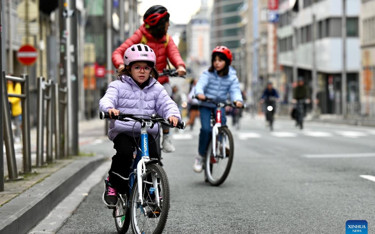 Nhiều thành phố ở Bỉ tắt máy xe hơi, dân đổ ra đường đi bộ, đạp xe, yoga