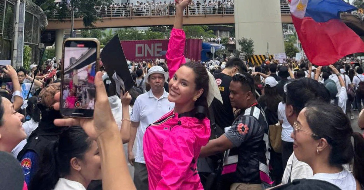 Hoa hậu Hoàn vũ Catriona Gray xuống đường biểu tình chống tham nhũng ở Philippines