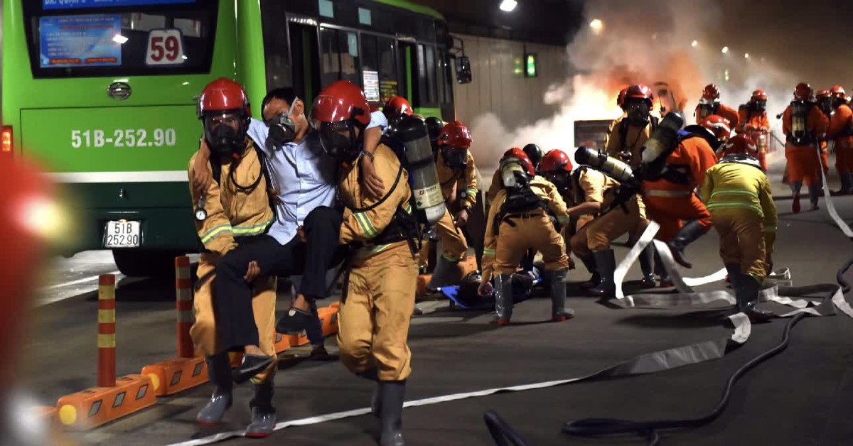 Cấm xe qua hầm sông Sài Gòn diễn tập phòng cháy chữa cháy, dân đi lại ra sao?