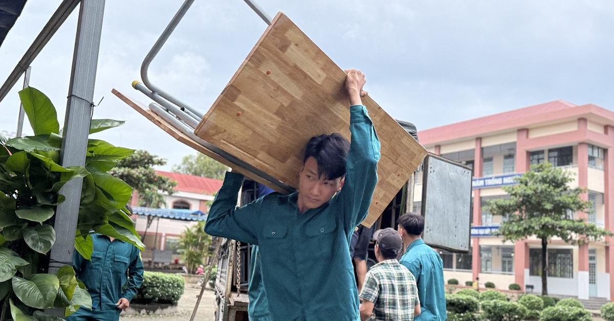 Sau chỉ đạo của Chủ tịch TP.HCM, trường học tại phường Vĩnh Tân đã có bàn ghế mới