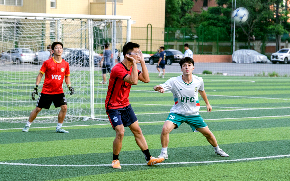 Bác sĩ, thầy giáo khoác áo cầu thủ tham dự Giải bóng đá công nhân, viên chức 2025