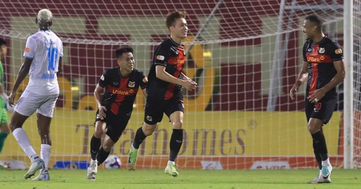 Video Hoàng Đức ghi siêu phẩm khiến thủ thành Nguyên Mạnh bất lực