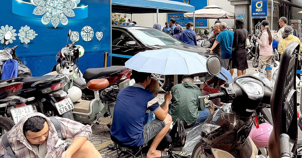 Xếp hàng mua vàng